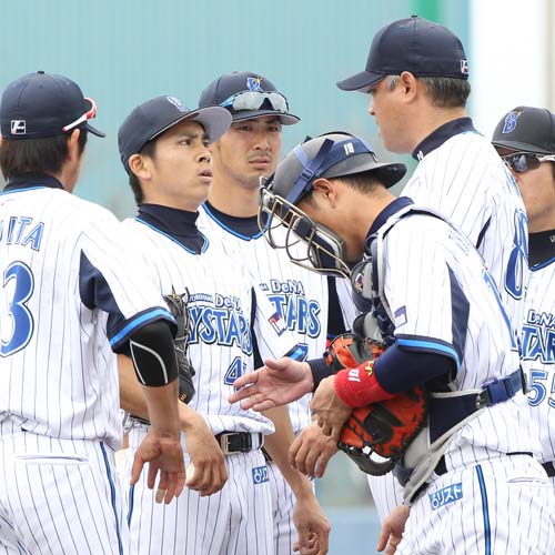 ＜ＤｅＮＡ・韓国ＫＩＡ＞７回、連続押し出しの福山（左から２人目）は友利投手コーチ（右端）に右手で胸部を叩かれる