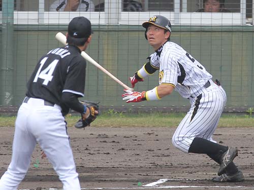 紅白戦の初回無死、阪神・伊藤隼は能見から三塁打を放つ