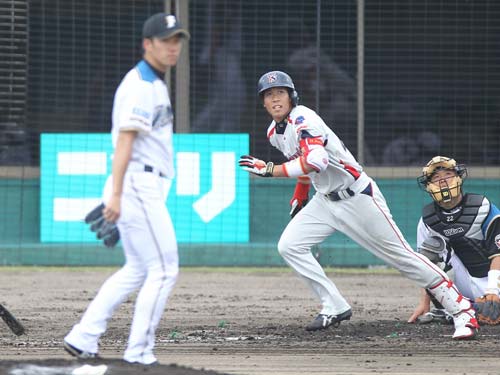 ＜日・ヤ＞３回１死、日本ハム・斎藤（左）から二塁打を放つヤクルト・山田哲