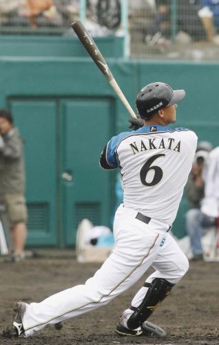 ＜日・楽＞３回日本ハム無死、中田が左越えに本塁打を放つ