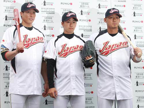 日本代表のユニホームに袖を通す日本ハムの（左から）糸井、斎藤、中田