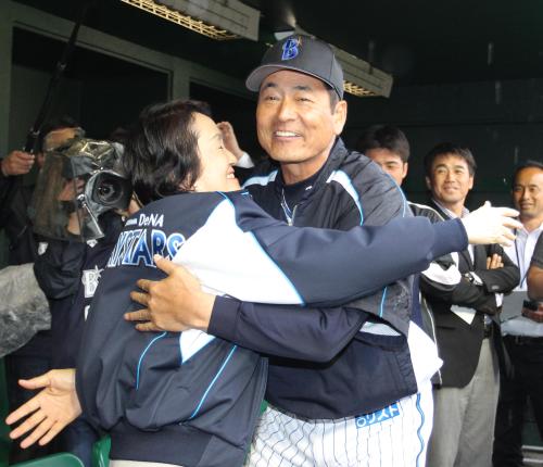＜Ｄ・巨＞オープン戦初勝利を挙げ、応援に駆け付けた林文子横浜市長と抱き合う中畑監督