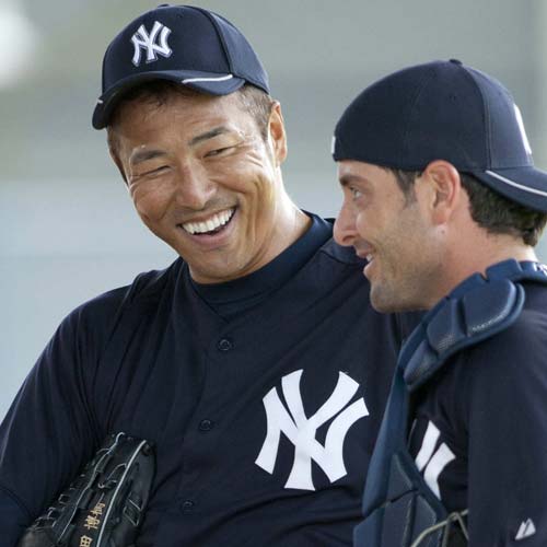 投球練習を終え、捕手・セルベリ（右）と談笑するヤンキース・黒田