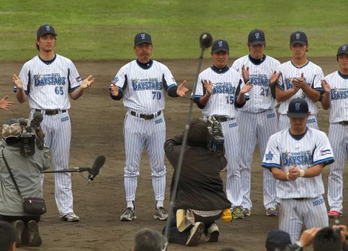 石川選手会長（右手前）の音頭の一本締めでキャンプを打ち上げる中畑監督（左から２人目）らＤｅＮＡナイン