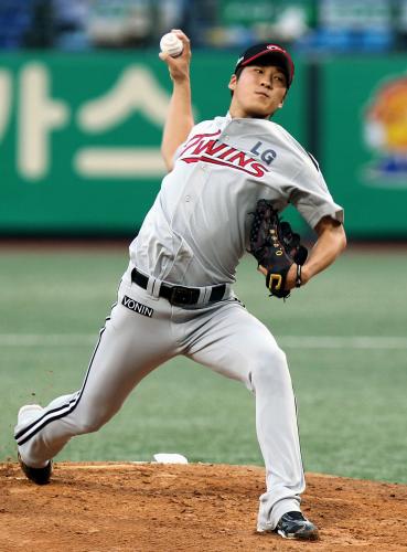 拘束された韓国プロ野球ＬＧの金聖賢投手＝２０１１年８月
