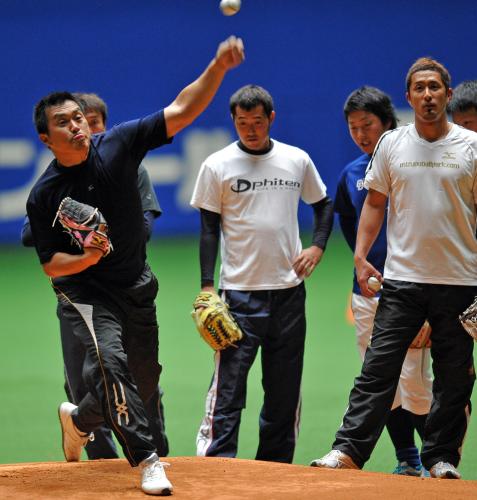 休日練習で若手投手が見守る前、２年振りにナゴヤドームのマウンドでピッチングをする山本昌（左）