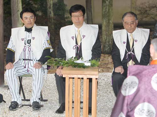 広田神社で必勝祈願をする阪神の（左から）和田監督、南球団社長、坂井オーナー