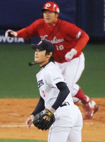 ４回、広島・岩本（奥）に先制二塁打を浴びた中日・中田賢