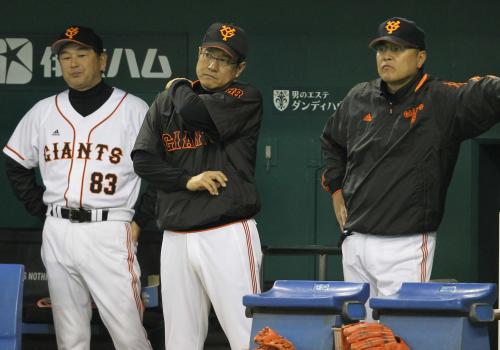 オープン戦＜巨・西＞渋い表情の（左から）岡崎ヘッド、原監督、村田コーチ