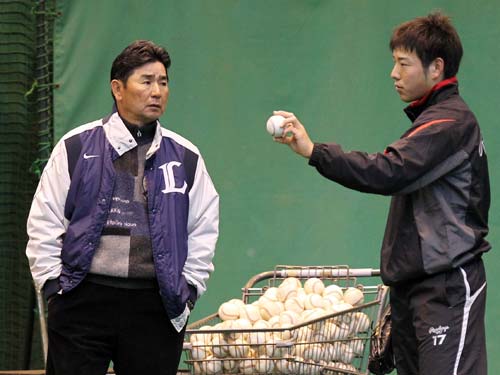 杉本投手コーチ（左）と話し込む西武・菊池