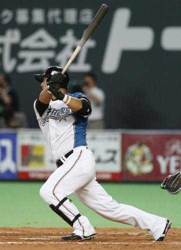 ６回日本ハム１死二塁、中田が右中間に適時二塁打を放つ