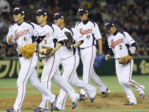 台湾に大勝し、引き揚げる（左から）日本代表の坂本、中島、中田、浅尾、渡辺