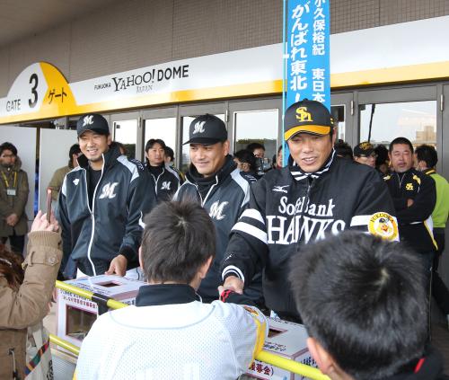 ＜ソ・ロ＞東日本大震災の被災地へ募金を呼びかける（左から）清田、井口、小久保