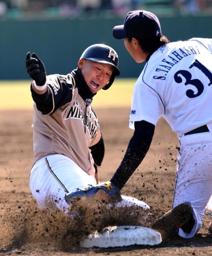 ＜中・日＞５回、日本ハム・中田は右翼線適時二塁打を放ち三塁に激走もタッチアウト。