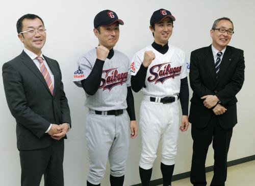 記者会見で披露された西部ガス硬式野球部のユニホーム。左端はコーチに就任する香田誉士史氏、右端は監督を務める杉本泰彦氏