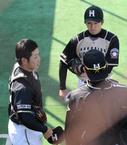 １６日先発予定の斎藤（右）は、投球練習を終え近藤（左）、中嶋と話し合う
