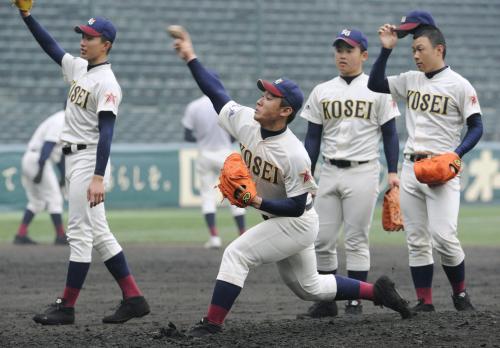 投球練習をする金沢（中央）ら光星学院ナイン