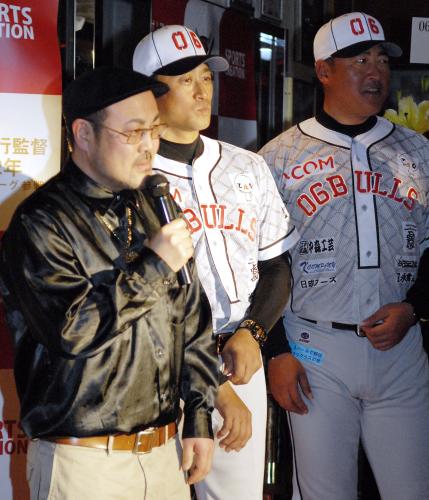 関西独立リーグの新球団、06ＢＵＬＬＳのユニホームを披露する、イチローの兄でデザイナーの鈴木一泰氏（左）。中央は村上隆行監督