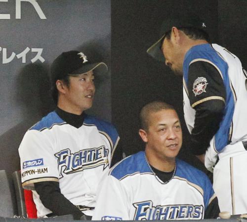６回を投げ終え、ベンチで吉井コーチ（右）と話す日本ハム・斎藤