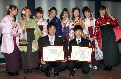東洋大の卒業式を終えたロッテ・藤岡（手前左）と柏原（同右）は袴姿の女子大生たちと記念撮影