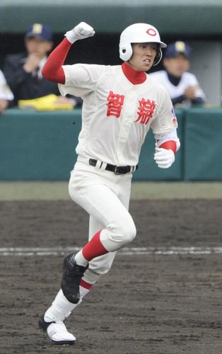 早鞆―智弁学園　５回裏、３ランを放ちガッツポーズで塁を回る智弁学園・小野