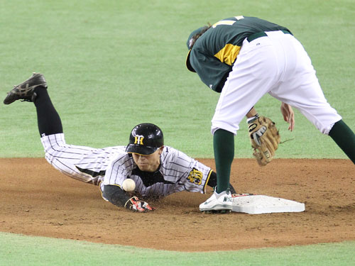 ＜神・ア＞８回２死一塁、伊藤隼はヘッドスライディングで二盗を決める（二塁手・ティモンズ）