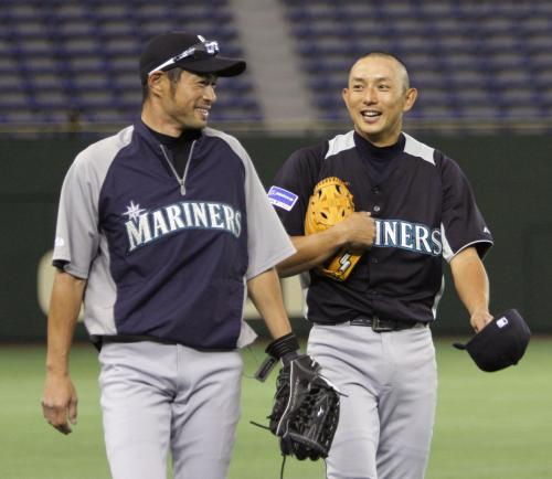シーズン開幕を前に、練習で笑顔を見せるマリナーズのイチロー（左）と川崎