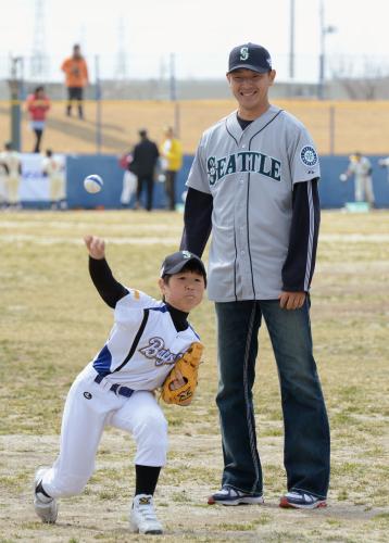 野球教室で小学生を指導するマリナーズの岩隈久志投手