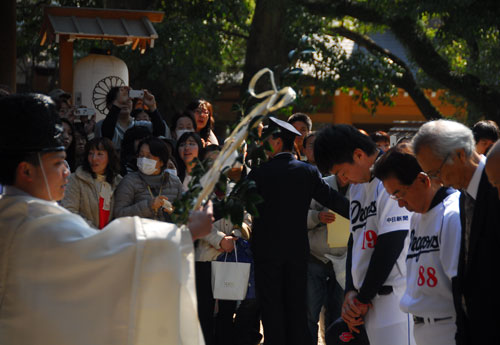 熱田神宮で必勝祈願を行った中日高木監督（右から２人目）ら