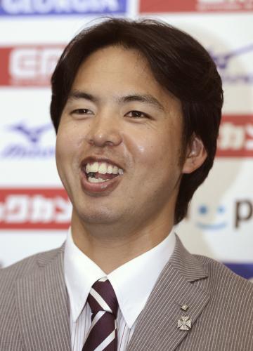 オリックスに入団が決まり、記者会見で笑顔を見せる井川慶投手