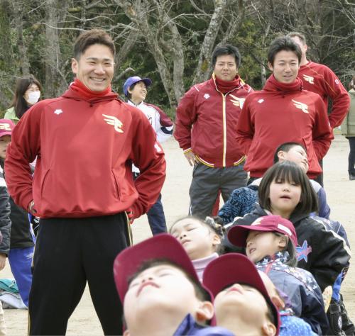 子どもたちと準備体操をする田中将大投手（左端）ら楽天選手