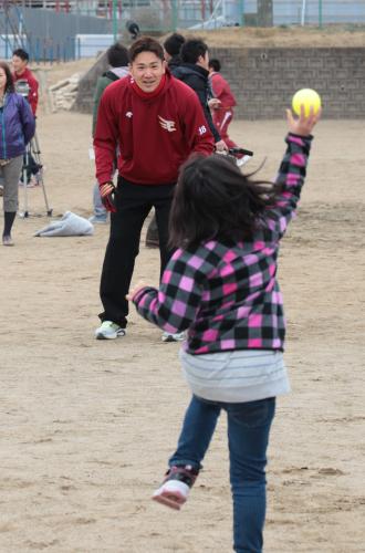 被災地の小学生とキャッチボールをする楽天・田中