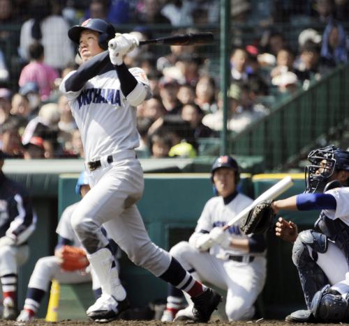 ＜横浜―聖光学院＞６回表横浜２死、柳が左越えに本塁打を放つ