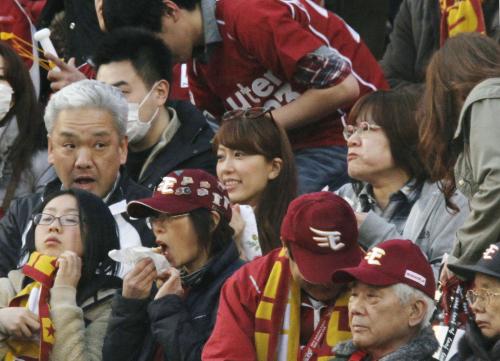 スタンドで観戦する楽天・田中将大投手の家族。（中央左から）父博さん、まい夫人、母和美さん