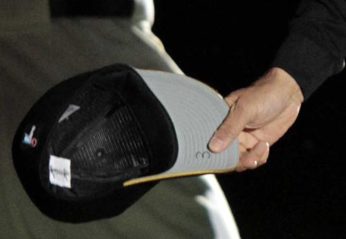 ＜日・西＞日本ハム・栗山監督が試合のときのみかぶる帽子のつばに書かれた長嶋さん直筆の「３」