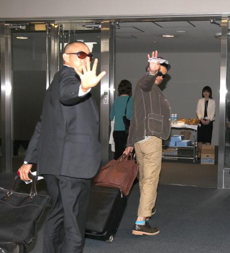 マリナーズのイチロー（右）と川崎は手を振りながら米国行きの航空機に乗り込む