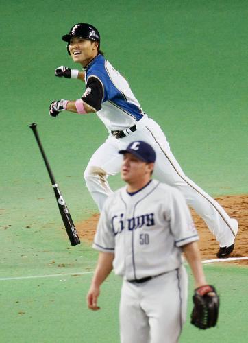 ＜日・西＞９回日本ハム１死一、三塁、田中が右越えにサヨナラ打を放つ。投手ゴンザレス