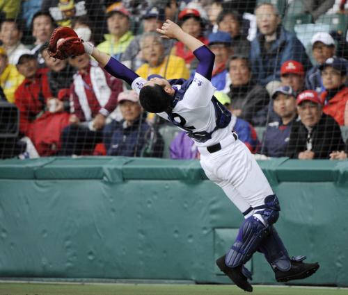 ＜横浜―関東一＞３回裏横浜２死二塁、高橋の飛球を捕手松谷が好捕