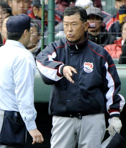 ＜横浜―関東一＞５回裏のスクイズで三走尾関が本塁を踏んでいないとの判定に抗議する横浜・渡辺監督