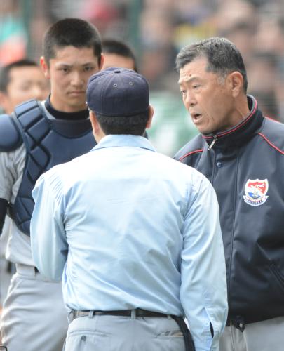 ＜横浜・関東一＞５回裏、宍倉のスクイズでの三塁走者・尾崎（左）の走塁がアウトになったことに関し、窪田球審に抗議する渡辺監督