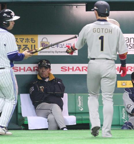 ＜ソ・オ＞９回無死一塁、後藤（右）が左飛に倒れベンチで渋い表情の岡田監督