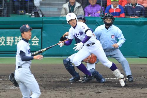 ＜横浜・関東一＞９回表１死一、二塁で左中間適時三塁打を放つ伊藤、投手・柳