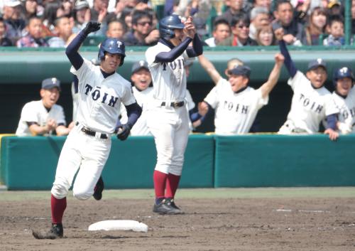 ＜大阪桐蔭・健大高崎＞８回１死、大阪桐蔭・笠松は左越えにソロ本塁打を放ち喜ぶナインを背に一塁を回る