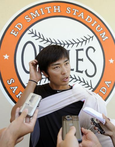 練習試合での登板を終え、記者の質問に答えるオリオールズ・和田