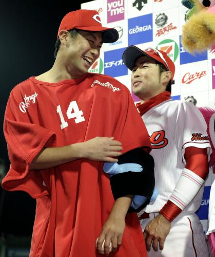 ７回を無失点で今季初勝利を挙げ、笑顔を見せる広島・篠田。右は適時三塁打の梵