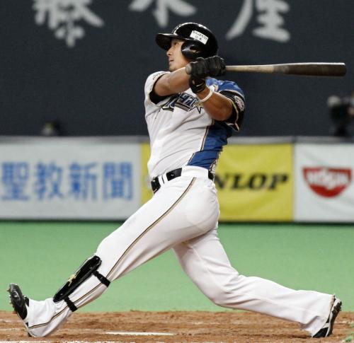 ８回、中田が今季初安打となる左越え本塁打を放つ