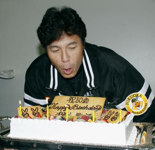 50歳の誕生日に報道陣からケーキを贈られ、ろうそくの火を吹き消すソフトバンク・秋山監督