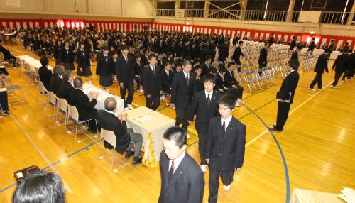 紅白の幕も飾られ落ちついた雰囲気の中で行われた高田高校の入学式。野球部希望者は例年以上で丸刈りの新入生が目立った