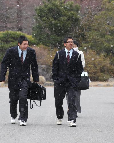 雪が舞う中、中学時代バッテリーを組んでいた熊谷朋哉（左）と帰路につく吉田心之介の弟・凜之介