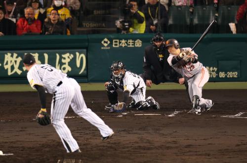 ＜神・巨＞６回２死満塁、巨人・村田は空振り三振に倒れる